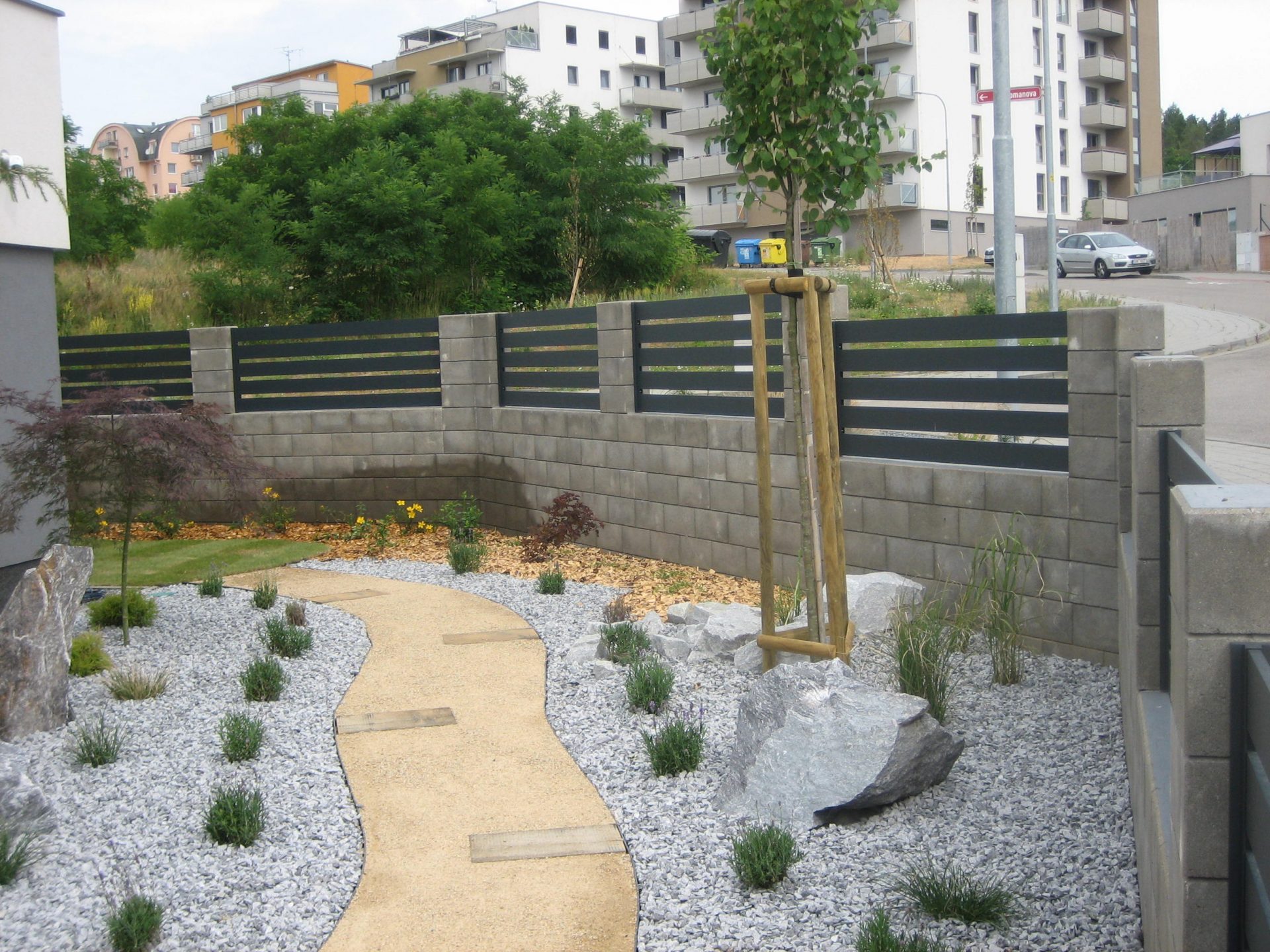 Realizace moderní zahrady u rodinného domu od firmy HouseIn